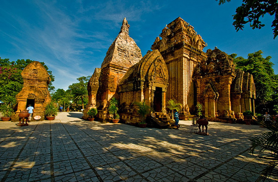 Tháp Bà Ponagar Nha Trang: Di tích Chăm cổ kính, kiến trúc độc đáo, cảnh quan tuyệt đẹp.