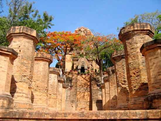 Tháp Bà Ponagar Nha Trang: Di tích Chăm cổ kính, kiến trúc độc đáo, cảnh quan tuyệt đẹp.