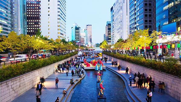 Suối Cheonggyecheon - Dòng suối yên bình giữa lòng Seoul.