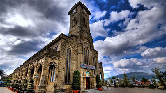 Nhà Thờ Núi Nha Trang: Kiến trúc độc đáo, biểu tượng tôn giáo, điểm check-in nổi tiếng.