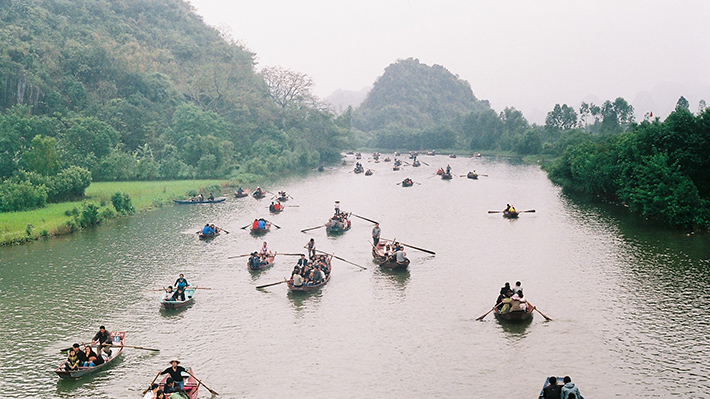 Ngồi Thuyền Đến Chùa Hương