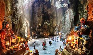 Ngũ Hành Sơn, điểm tham quan các hang động như động Huyền Không và chùa Tam Thai.