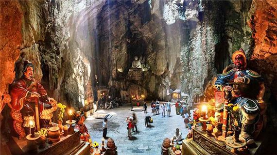 Ngũ Hành Sơn, điểm tham quan các hang động như động Huyền Không và chùa Tam Thai.