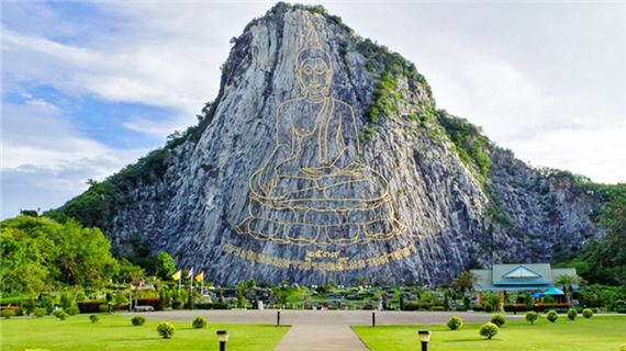 Trân Bảo Phật Sơn - Phật vàng khổng lồ uy nghiêm.