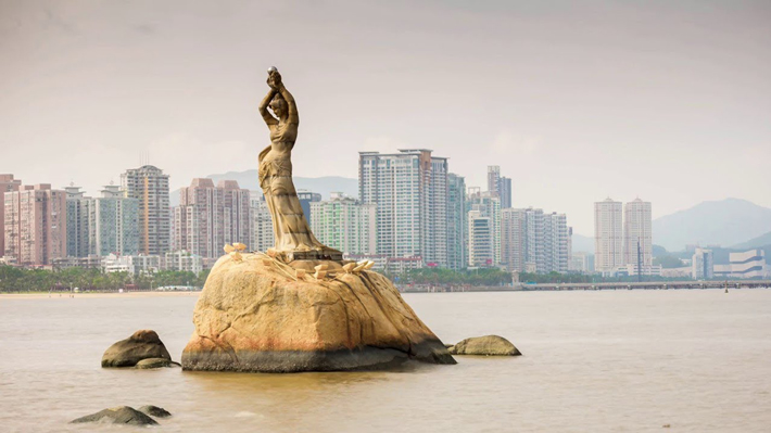 Tượng Ngư Nữ, biểu tượng của thành phố.