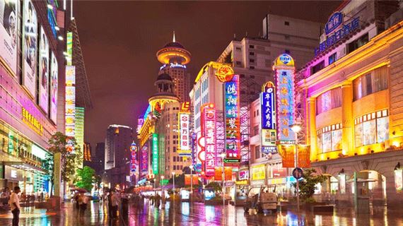 Nam Kinh Lộ ở Thượng Hải - Một trục đường mua sắm sôi động.