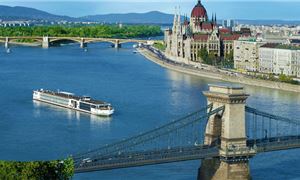 Du thuyền trên sông Danube