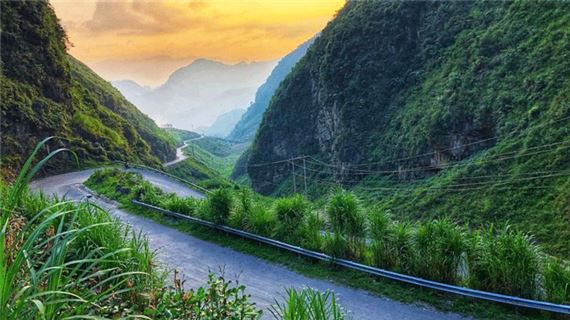 Đèo Khau Phạ, một trong các cung đường đèo đẹp nhất Việt Nam.