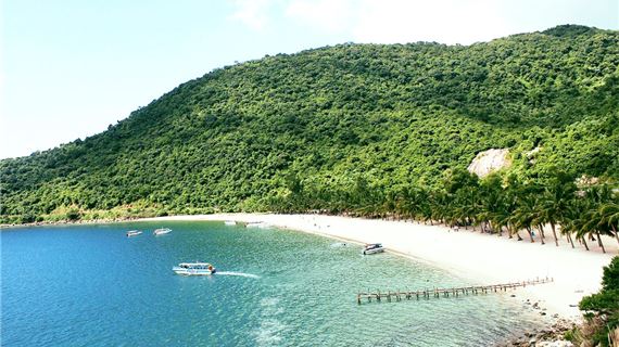 Bãi Ông, một trong những bãi biển đẹp nhất tại Cù Lao Chàm.