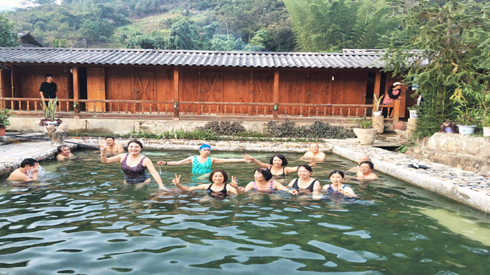 Tắm Khoáng Nóng Bản Lướt