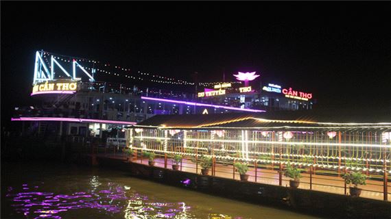 Trải nghiệm bữa tối trên du thuyền Cần Thơ
