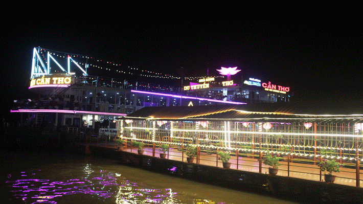 Trải nghiệm bữa tối trên du thuyền Cần Thơ