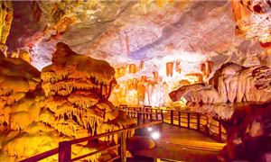 Động Thiên Cung - Vẻ đẹp huyền bí, sắc màu thạch nhũ lung linh.