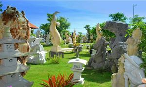 Làng Đá Non Nước, làng nghề truyền thống nổi tiếng với nghệ thuật điêu khắc đá.