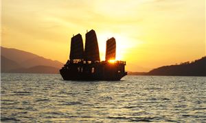 Du Thuyền Tham Quan Vịnh.