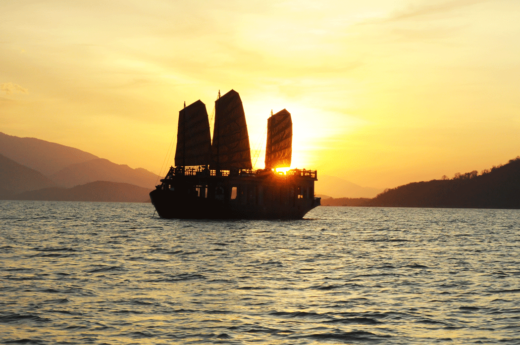 Xe Lửa Nha Trang 3N4Đ: HCM – Du Thuyền Đế Vương Trên Vịnh – City Tour