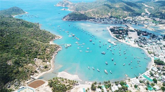 Vịnh Vĩnh Hy xanh trong nhìn từ trên cao