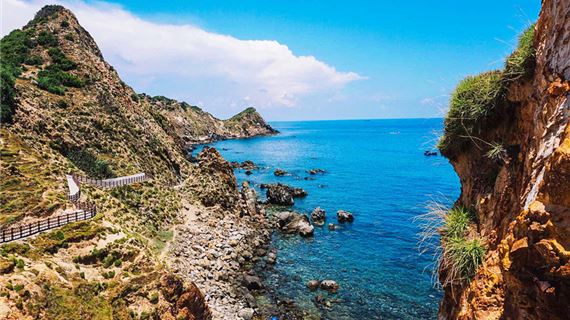 Biển Kỳ Co: Bãi biển hoang sơ với nước trong xanh.