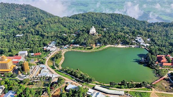 Quan cảnh núi Cấm từ xa.