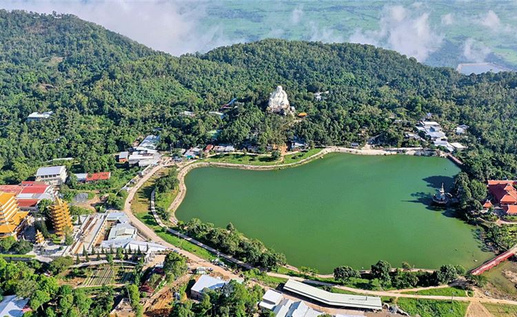 Quan cảnh núi Cấm từ xa.