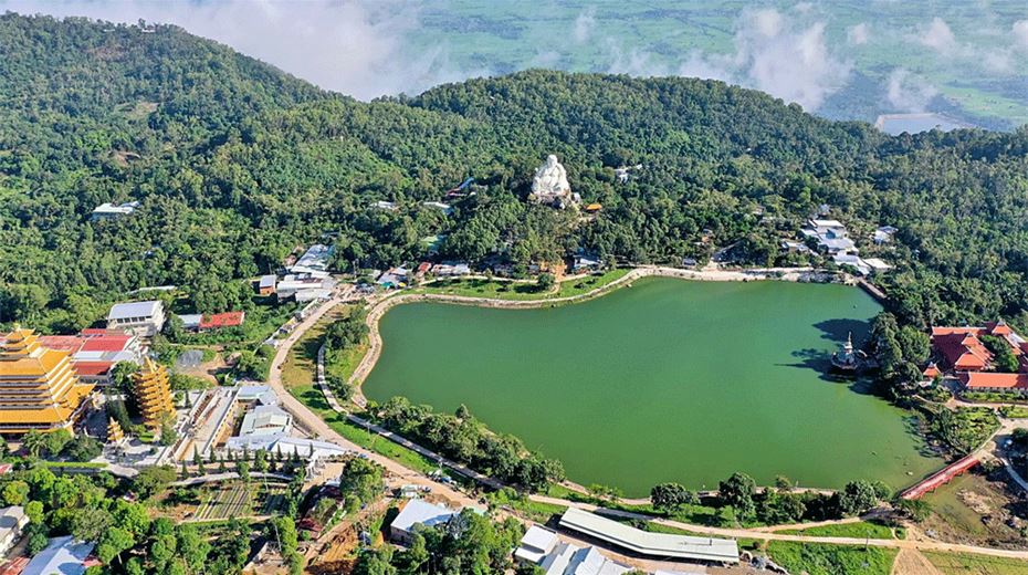 Quan cảnh núi Cấm từ xa.