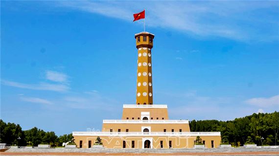 Cột cờ tại đất mũi Cà Mau.