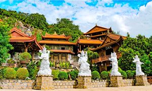 ivivu-chua-hang-phuoc-dien.gif