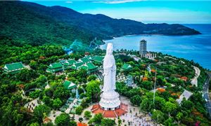 Chùa Linh Ứng, bức tượng cao nhất Việt Nam, biểu tượng của sự bình an và linh thiêng.