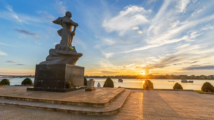 Tượng đài mẹ Suốt