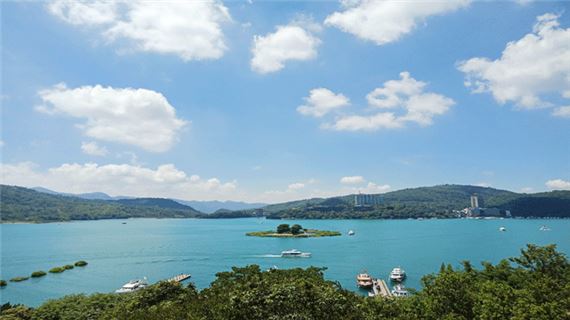 Nhật Nguyệt Đàm.