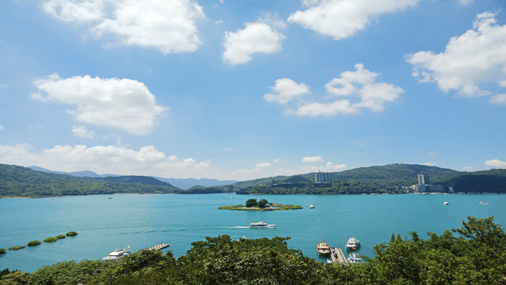 Nhật Nguyệt Đàm.