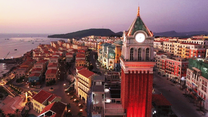 Sunset Town, nơi hoàng hôn huyền diệu trên bờ biển yên bình.