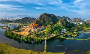 Ngũ Hành Sơn, điểm tham quan các hang động như động Huyền Không và chùa Tam Thai.