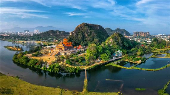 Ngũ Hành Sơn, điểm tham quan các hang động như động Huyền Không và chùa Tam Thai.