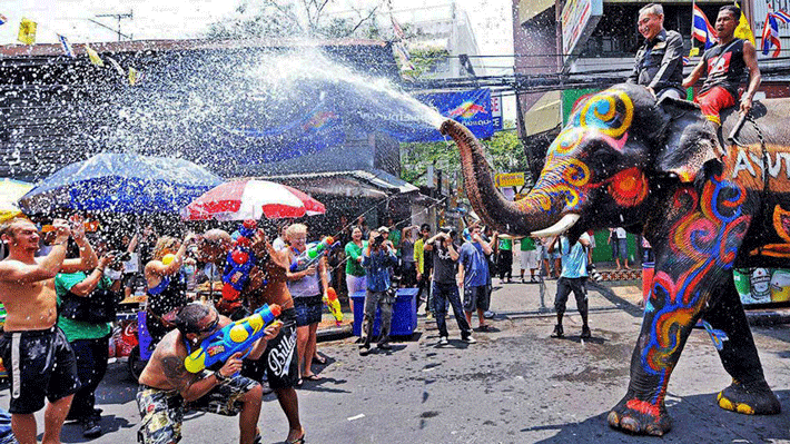 Hòa Mình Lễ Hội Té Nước Songkran.