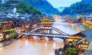 Phượng Hoàng Cổ Trấn.