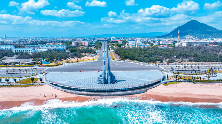 Khung cảnh yên bình tại Tháp Nghinh Phong, ngắm nhìn biển cả mênh mông.