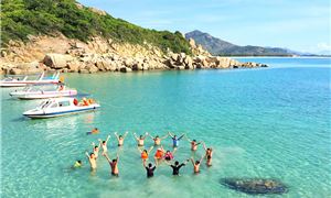 Du khách ngắm san hô tại đảo Bình Hưng