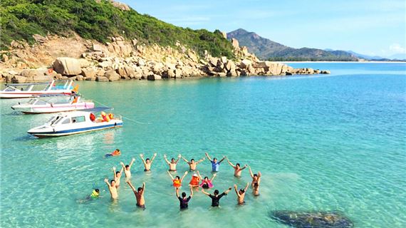 Du khách ngắm san hô tại đảo Bình Hưng