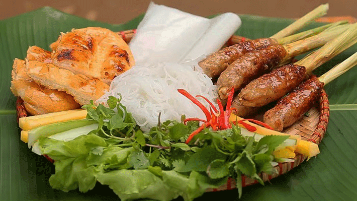 Huế Trong Ngày: Thưởng Thức Ẩm Thực Đêm Huế Bằng Xích Lô