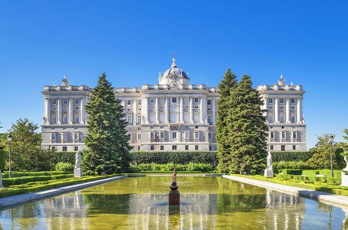 Cung Điện Hoàng Gia Royal