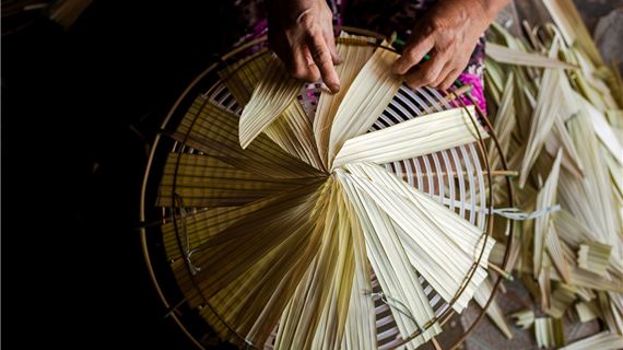 Trải nghiệm làm nón lá