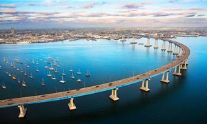 Cây cầu tuyệt đẹp bắc qua vịnh San Diego.