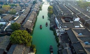 Ô Trấn - Hình ảnh nên thơ bên cạnh những ngôi nhà cổ kính.