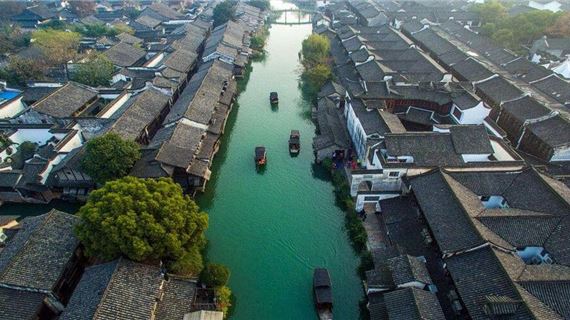 Ô Trấn - Hình ảnh nên thơ bên cạnh những ngôi nhà cổ kính.