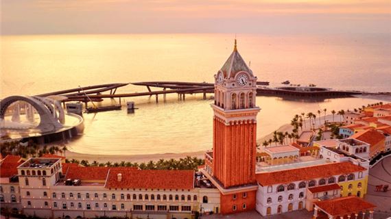 Sunset Town, nơi hoàng hôn huyền diệu trên bờ biển yên bình.