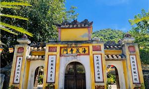 Chùa cổ Hải Tạng, kiến trúc cổ kính và không gian tĩnh lặng.