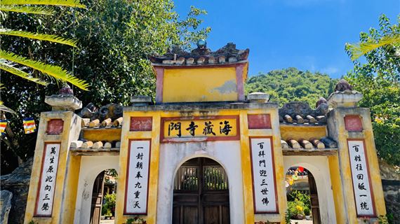 Chùa cổ Hải Tạng, kiến trúc cổ kính và không gian tĩnh lặng.