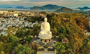 Chùa Long Sơn Nha Trang: Ngôi chùa linh thiêng, tượng Phật trắng khổng lồ, cảnh quan thanh tịnh.