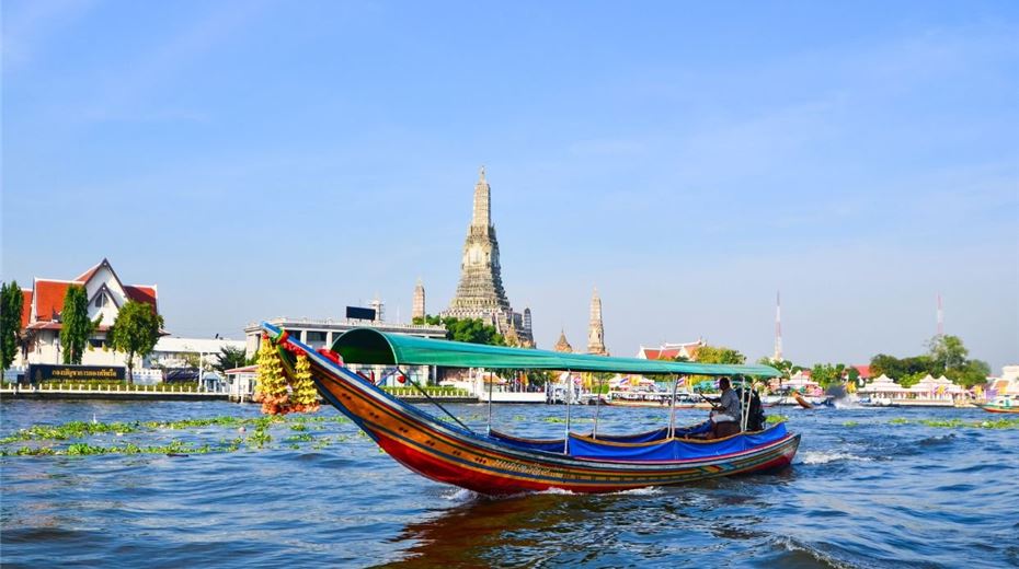 Dạo thuyền trên Sông Chao Phraya, trải nghiệm kỳ thú với hiện tượng cá nổi kỳ ảo.